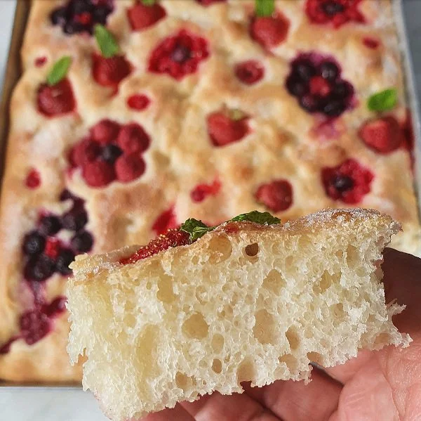 Focaccia dolce ai frutti di bosco 2.jpg