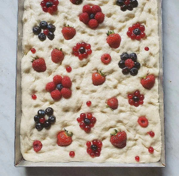 Focaccia dolce ai frutti di bosco 3.jpg
