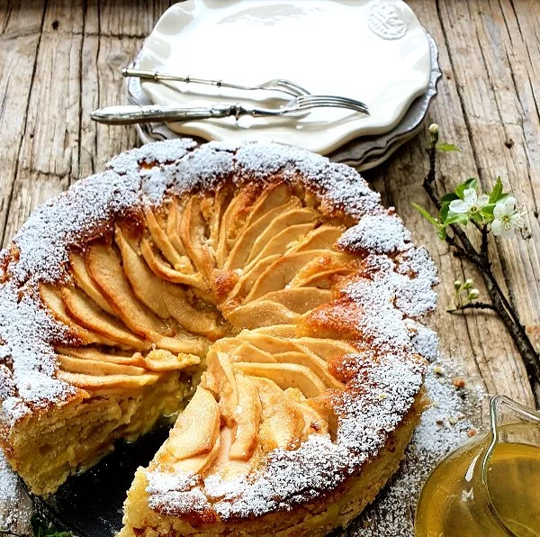 Torta di mele con crema.jpg
