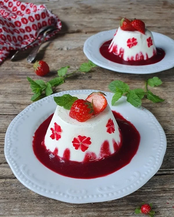 Panna cotta con fragole.jpg