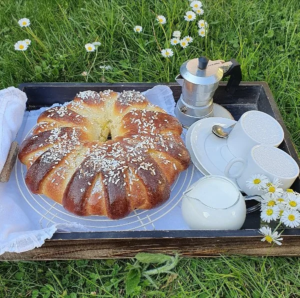 Pan brioche con crema e amarene