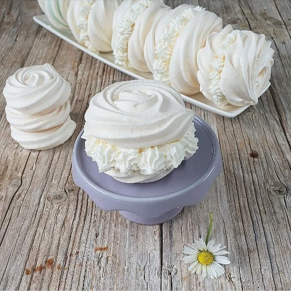 Meringhe con panna.jpg