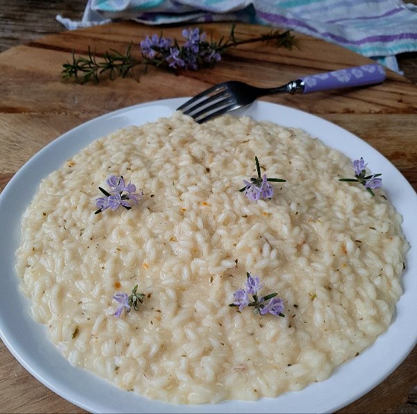 Risotto cremoso al rosmarino