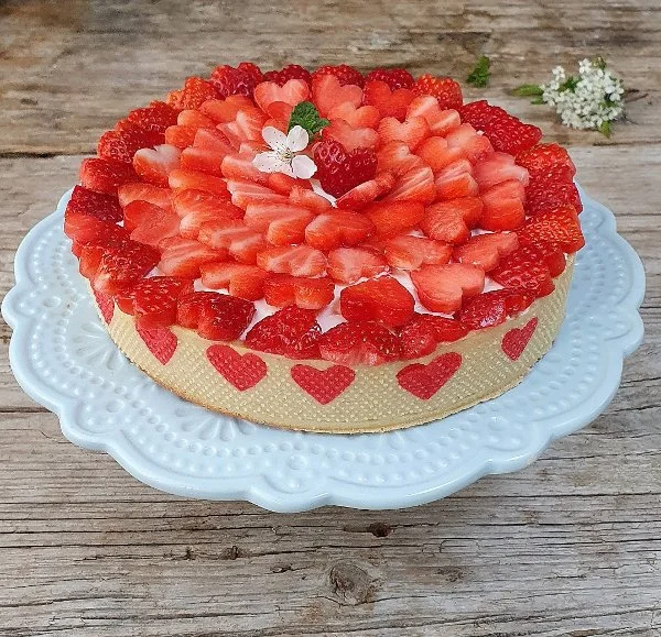 Crostata a cuori con crema al latte e fragole