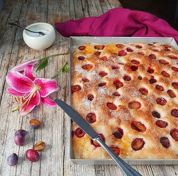 Focaccia dolce.jpg