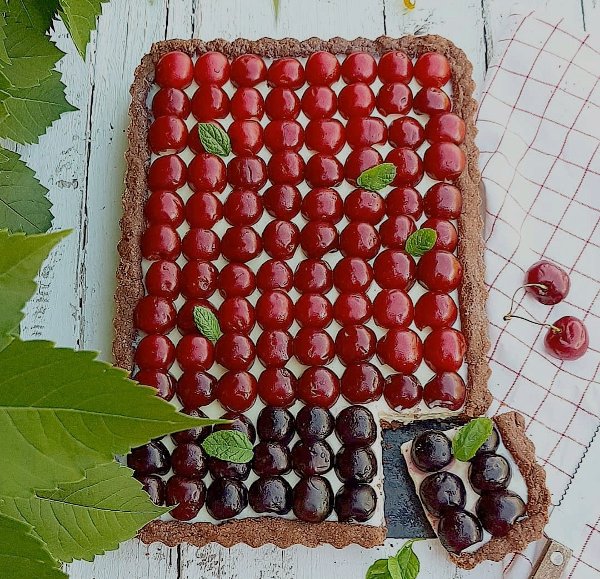 Crostata al cacao con ciliegie.jpg