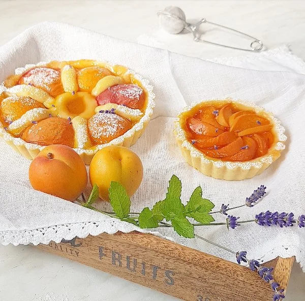 Crostata albicocche e crema pasticcera.jpg