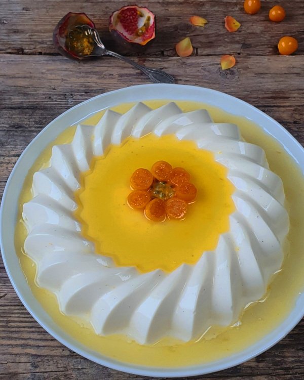 Panna cotta con frutto della passione.jpg