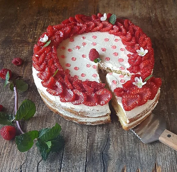 Nude cake ai lamponi con camy cream.jpg