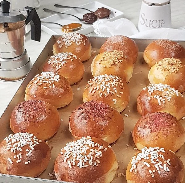 Panini dolci con latte alle mandorle.jpg