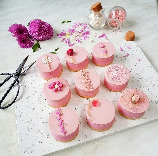 Crostatine con panna cotta al cioccolato rosa.jpg