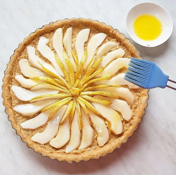Crostata nocciole e pere.jpg