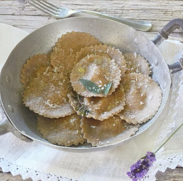 Cappellacci di segale con salsiccia e cipolle