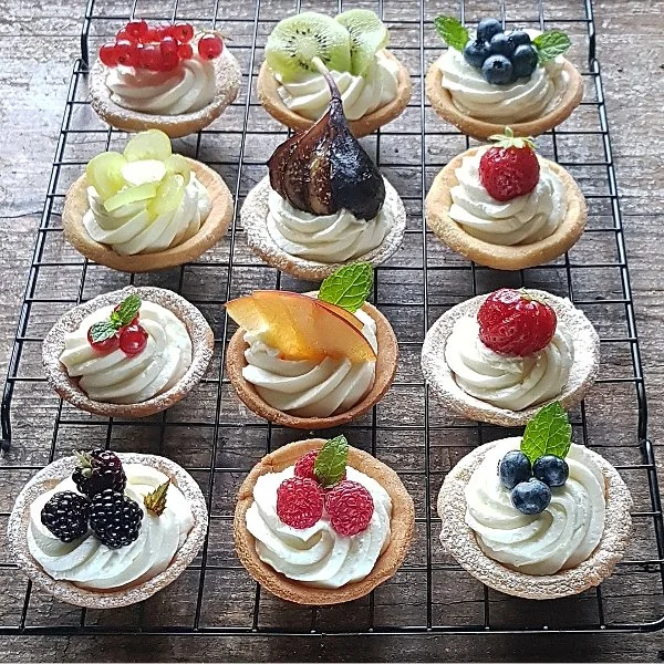 Tartellette con crema.jpg