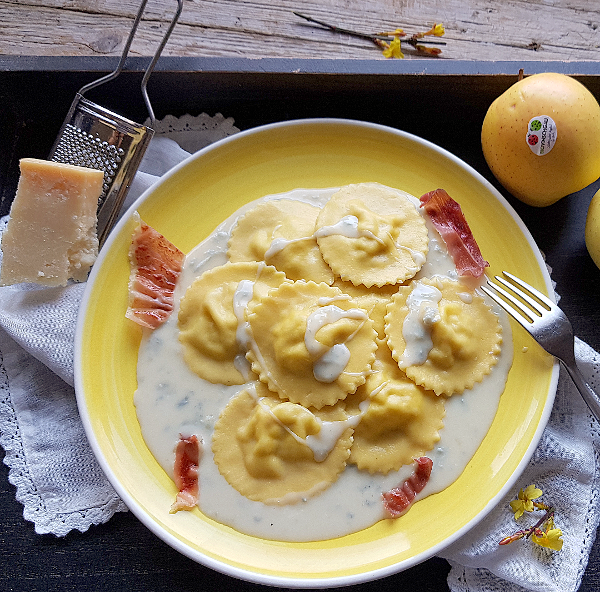 Ravioli mele e speck su crema di gorgonzola