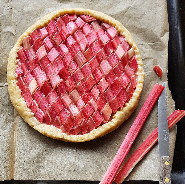 crostata rustica rabarbaro e fragole.png