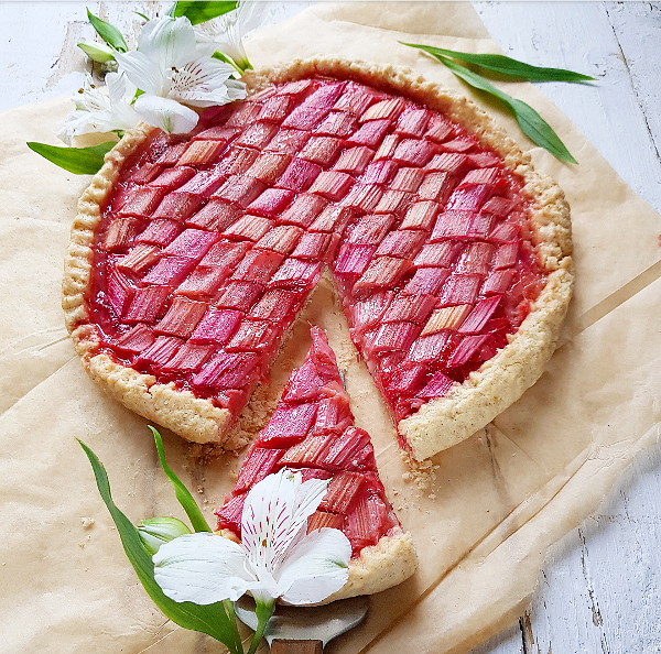 Crostata rustica con rabarbaro e fragole
