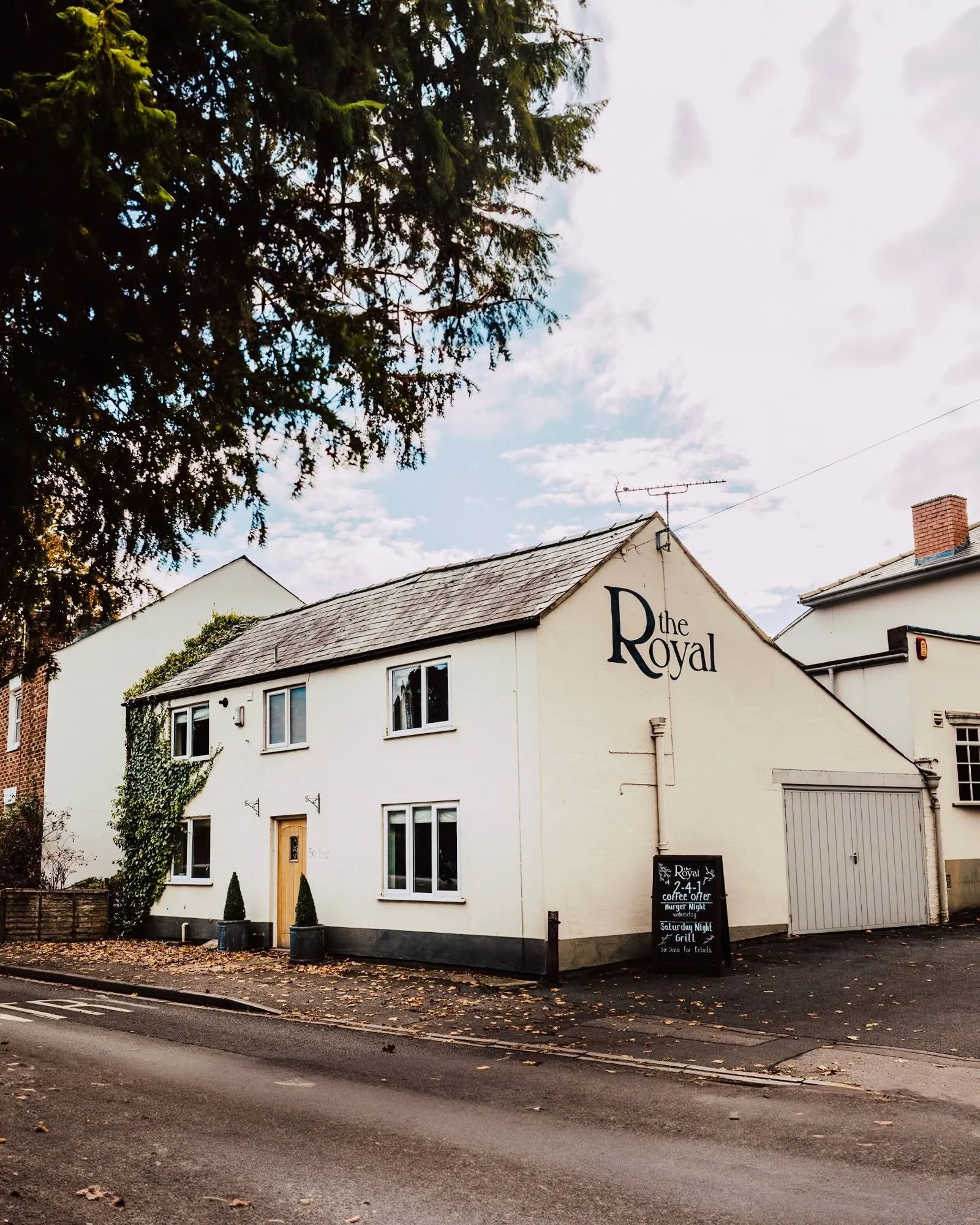 Did you know The Royal has its very own beautiful cottage to stay in?

Nestled right next door to us, King&rsquo;s Cottage sleeps up to 6 and is packed with charm, from its cosy interiors to views over St Mary&rsquo;s Church. Think relaxed, cosy stay