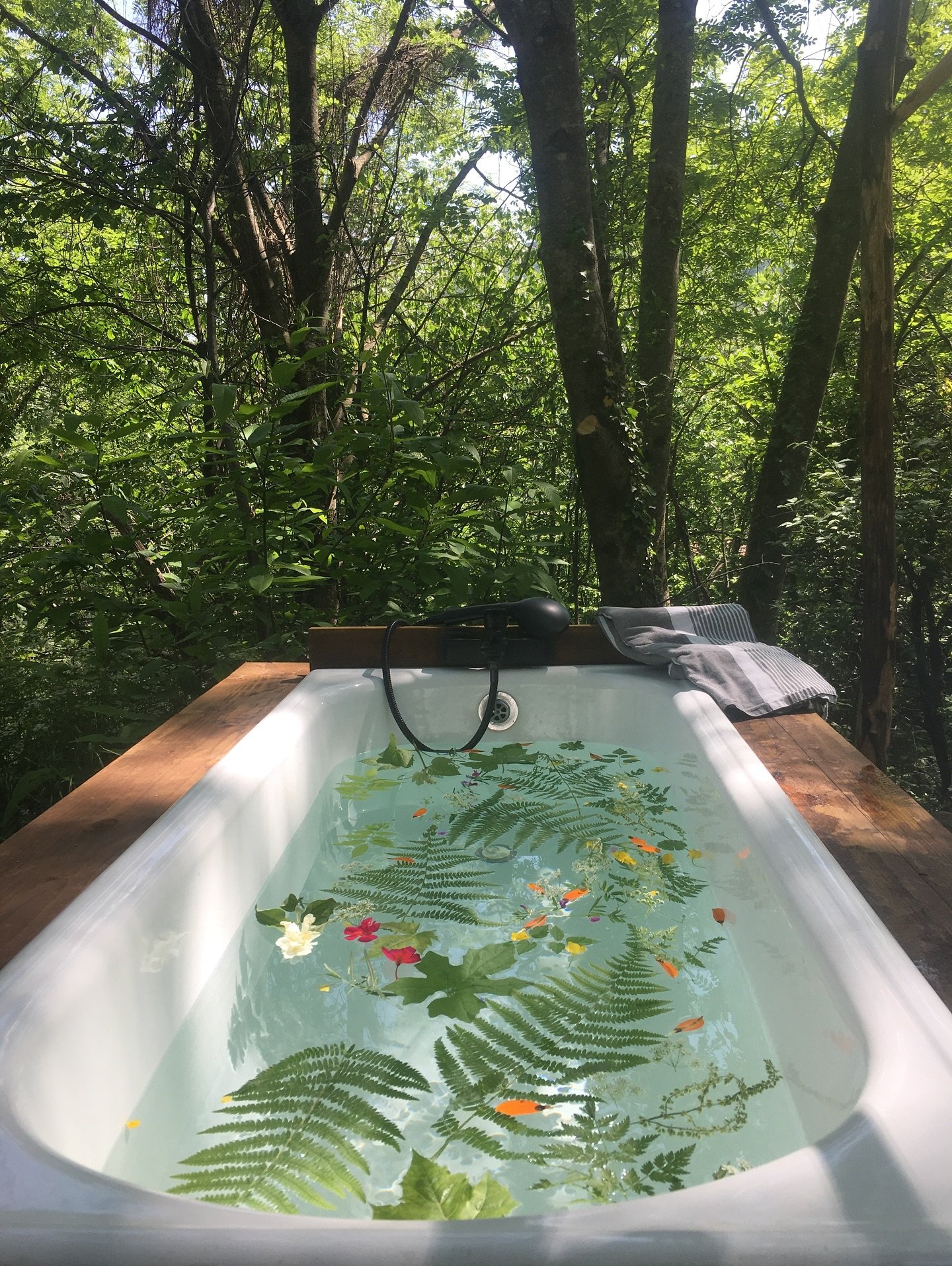 BATHE EN PLEIN AIRE // Wake up to the song of birds, splish plash in the bath to see in the day or to see out the adventures of earlier. Under the light of the moon and to the sound of the mellow cricket chirp and the calling owl in the distance&hell
