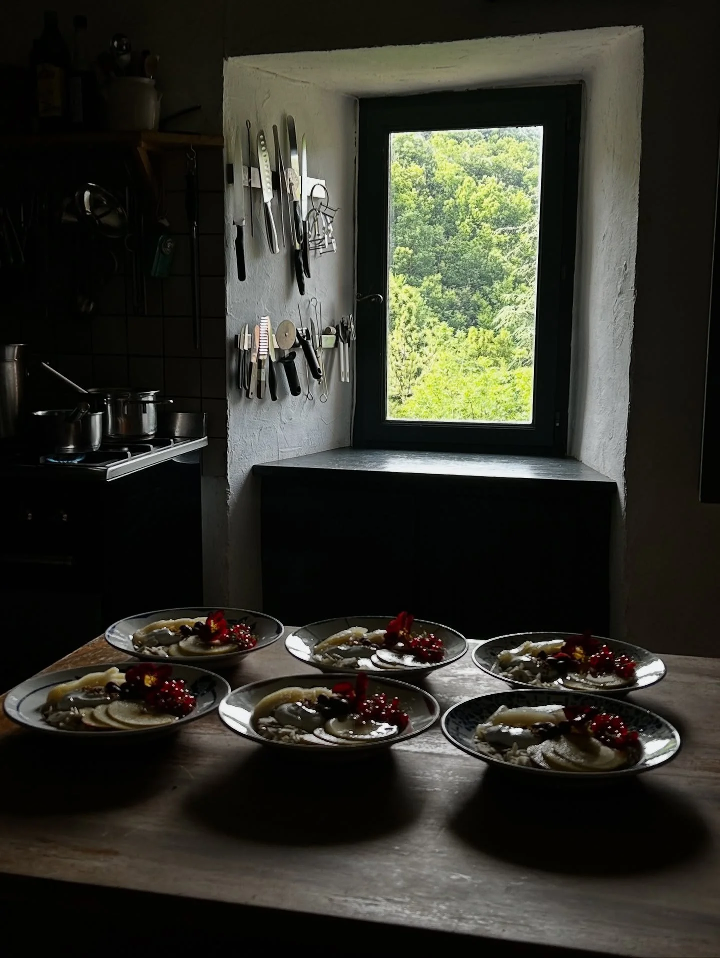 STEWED FRUIT &amp; RUSSET TONES // Umber burnt shades veil the mountain. The medlars are ripening. The Jerusalem artichokes are being dug up.  The final cosmos and nasturtium flowers picked. Picked to adorn our guests&rsquo; breakfast plates. 

Apple