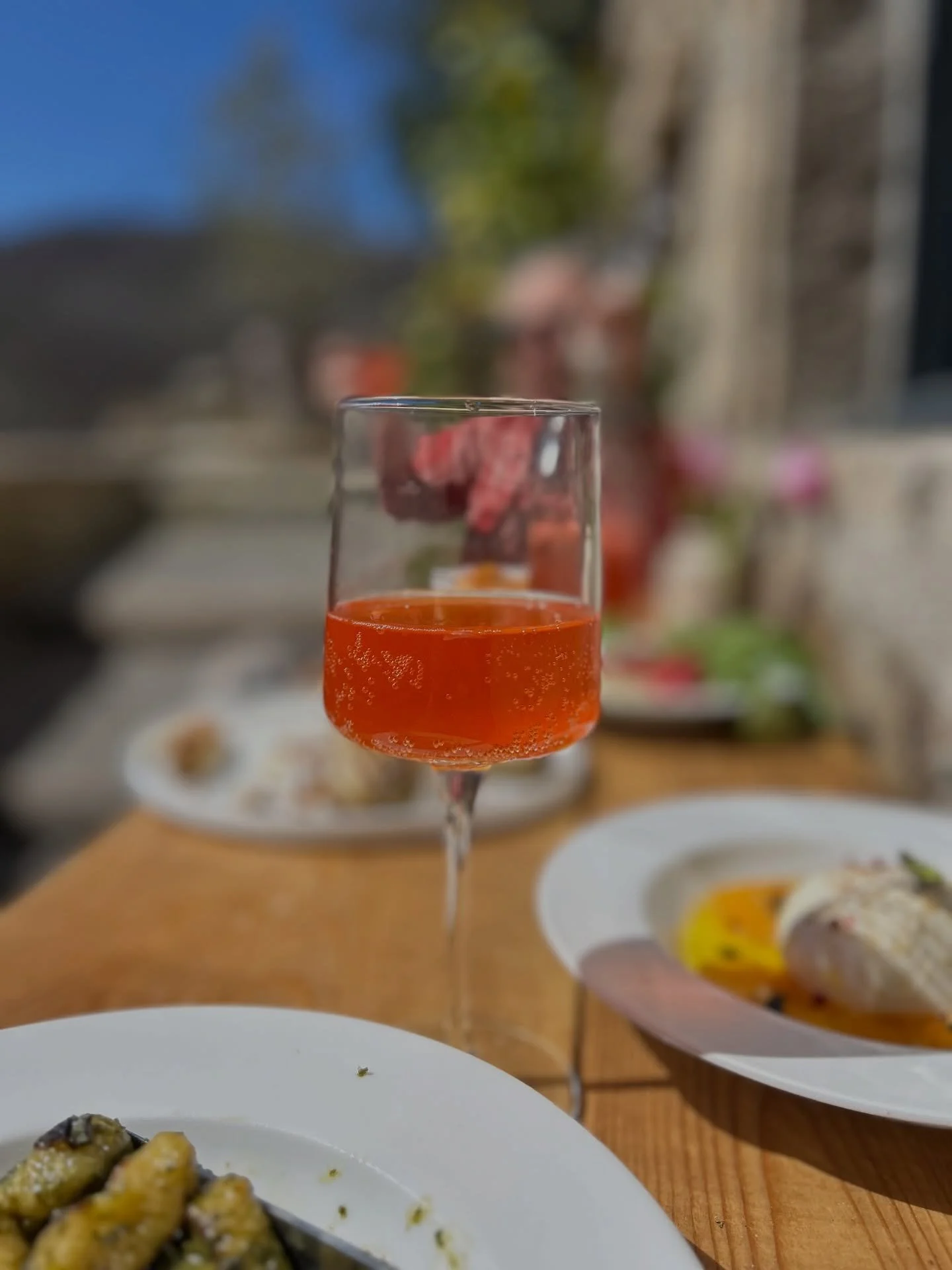 SERVING SPRING // Continuing the spring-summer forecast today with the bounty we brew, forage, cook and serve. From the early spring in between seasonal fruit to the middle to late summer. 

Young and old around the tables, summer fruits at breakfast