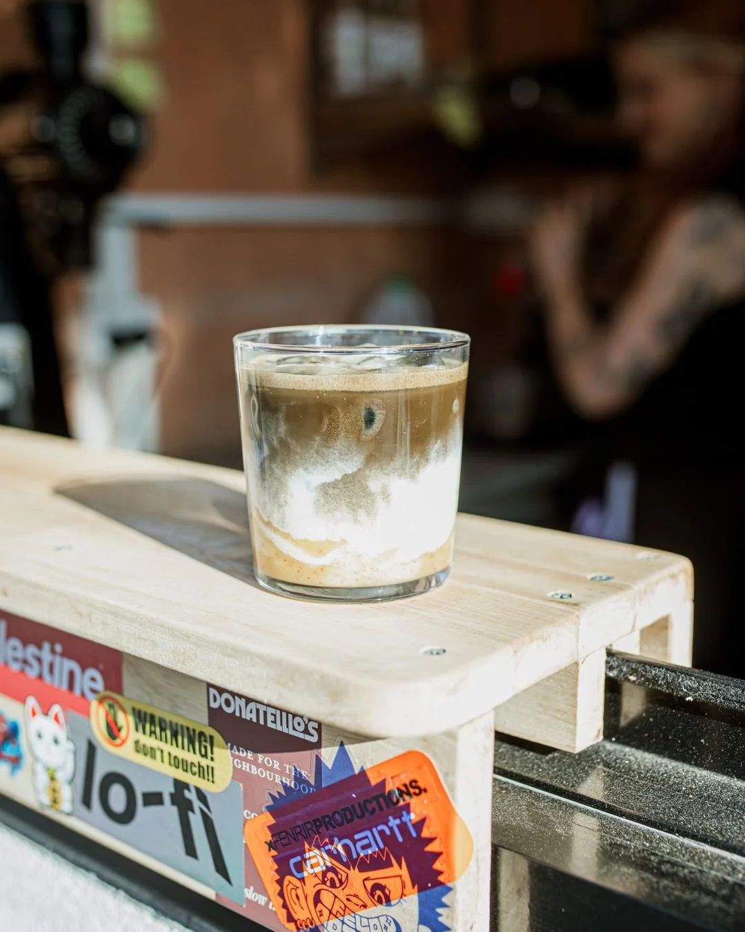 Have you tried Hojicha yet? 🍐✨
Our Hojicha is made with house-made pear syrup and your choice of milk &mdash; a perfect balance of toasty, sweet, and smooth. 
.
.
#brunswick#matcha#donatelllos#coffee