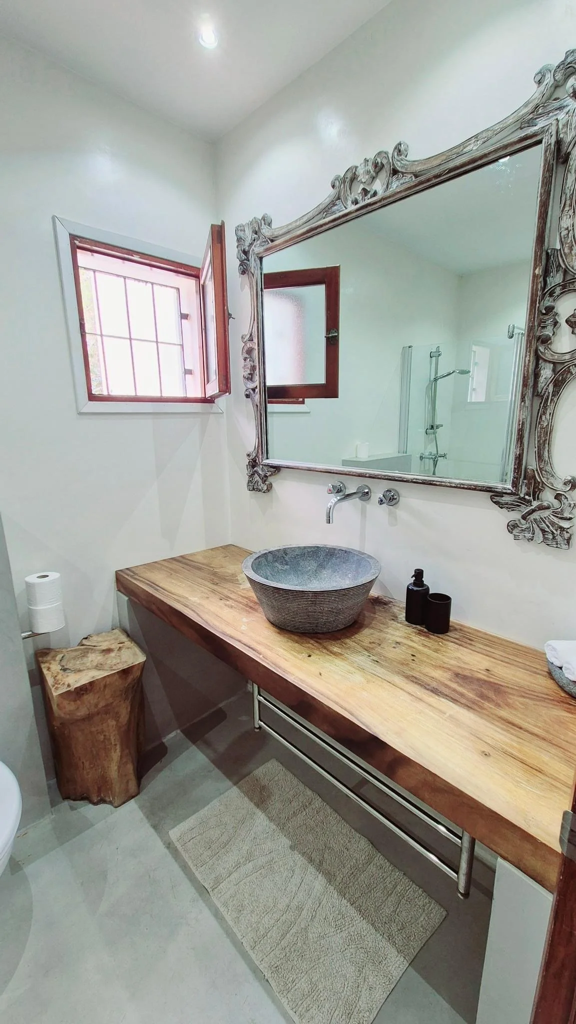 Warm and cold shower with bathroom details of wood and sea  home of the Inner Muse Retreat by Michelle Ariel. Luxery Finca Ibiza luxe Ibiza Sea nature and swimmingpool luxery bathroom