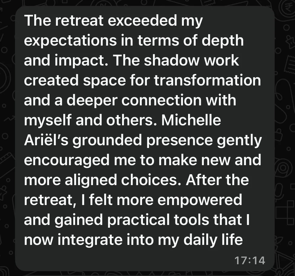 Tekstbericht waarin een retraite wordt beschreven die de verwachtingen overtrof, met de nadruk op transformatie, verbinding, empowerment en praktische tools die zijn opgedaan.