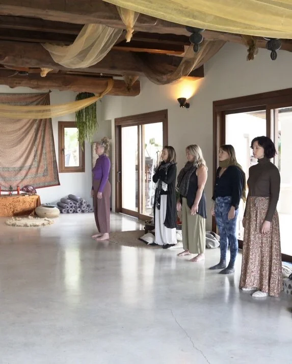 Geleide bewegingssessie in een serene Ibiza villa tijdens Inner Muse retreat voor vrouwelijke bekrachtiging 	Guided movement session in a serene Ibiza villa space at Inner Muse retreat for women’s empowerment