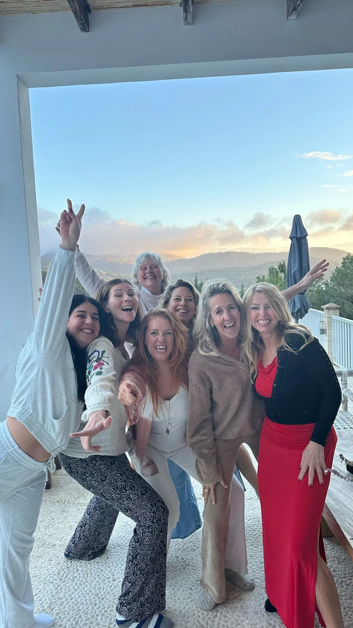 vreugdevolle vrouwen vieren verbinding en sisterhood tijdens Inner Muse retreat Ibiza in novemberoyful women celebrating connection and sisterhood at Inner Muse Ibiza retreat in November