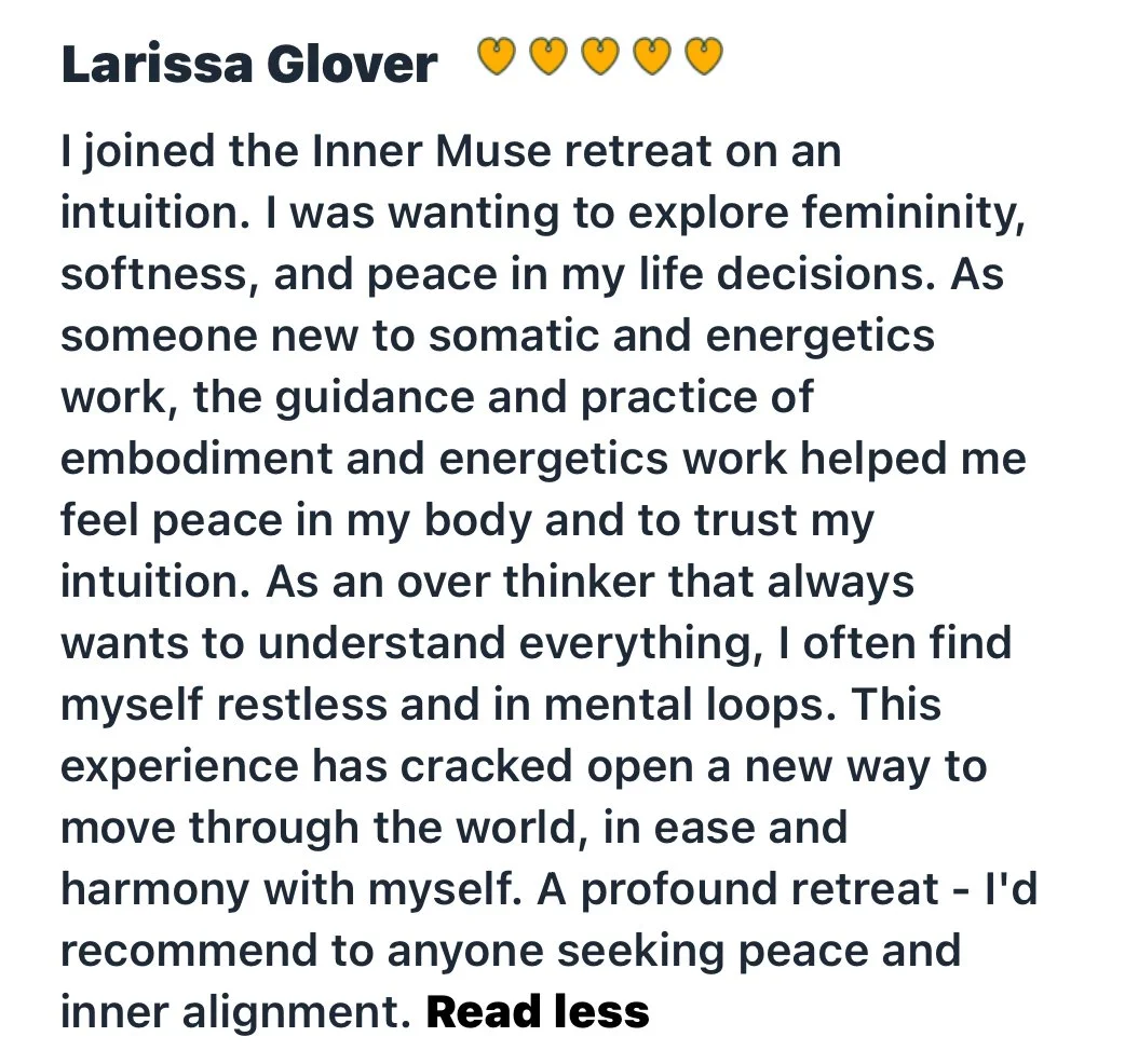 Getuigenis van Larissa Glover over haar ervaring tijdens een Inner Muse-retraite, waarin vrouwelijkheid, rust en zelfinzicht centraal stonden.