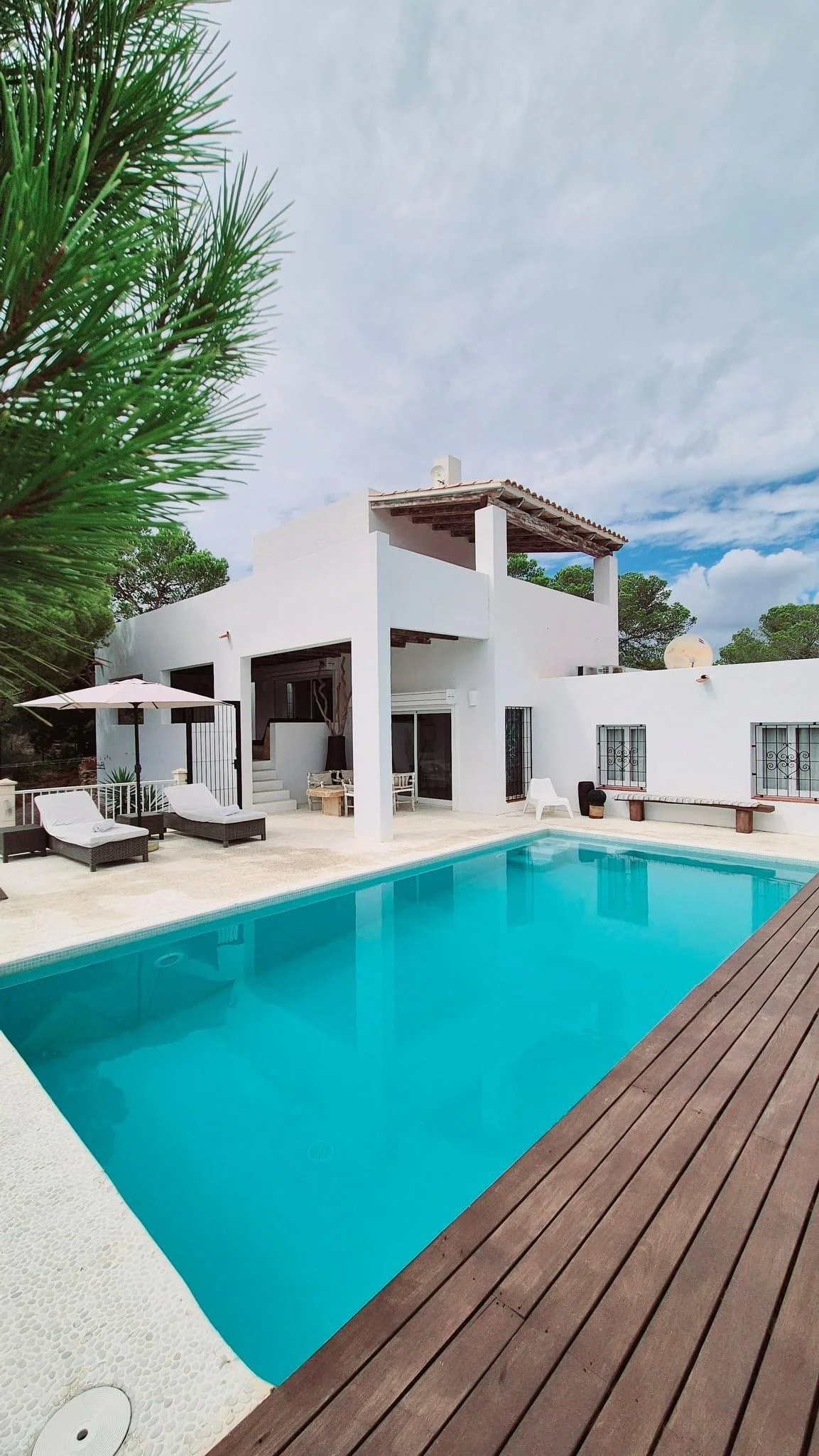 “Luxury villa in Ibiza overlooking sea and mountains, home of the Inner Muse Retreat by Michelle Ariel.” Luxery Finca Ibiza luxe Ibiza Sea nature and swimmingpool