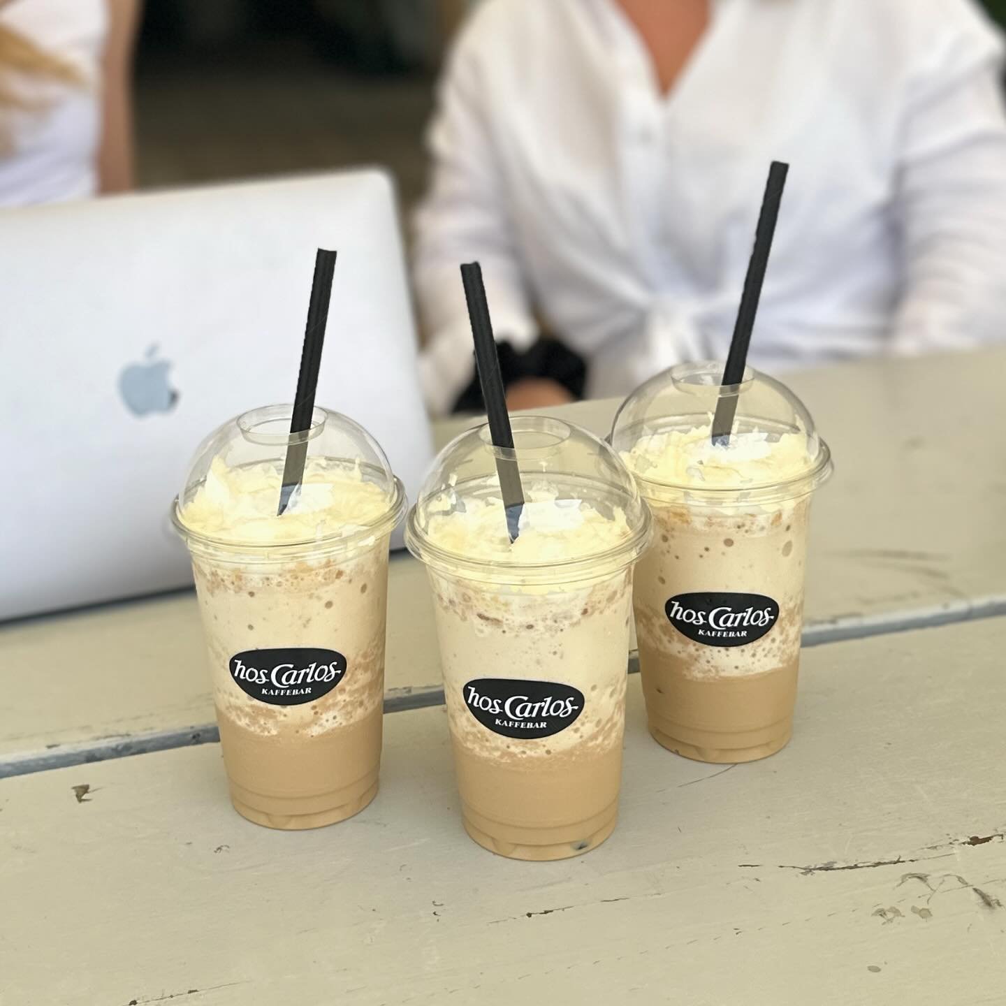 Shoutout to our client we call Queen 👑 Miss @ailinstensen, for moving our meeting to the beach today and bringing us frappuccinos! 🥤 🏖️😎 👏

#vystrategy #interi&oslash;r #hoscarloskaffebar #frappuccino