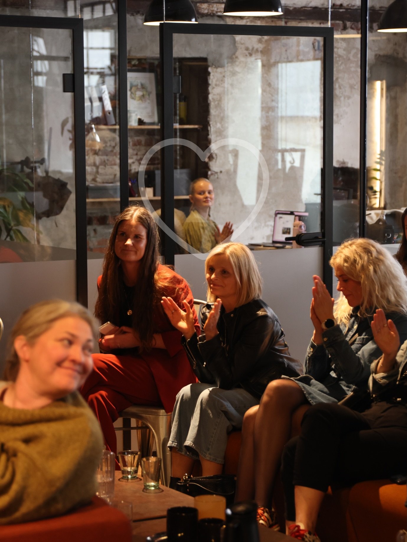 One of the hidden perks of working at Vy Strategy? Inspiration is quite literally right outside our door 🚪 ✨

On Friday, Fredagsforedrag took place at Verkstedet, hosted by Gr&uuml;nderloftet, with a focus on social entrepreneurship 🎤

We had the o
