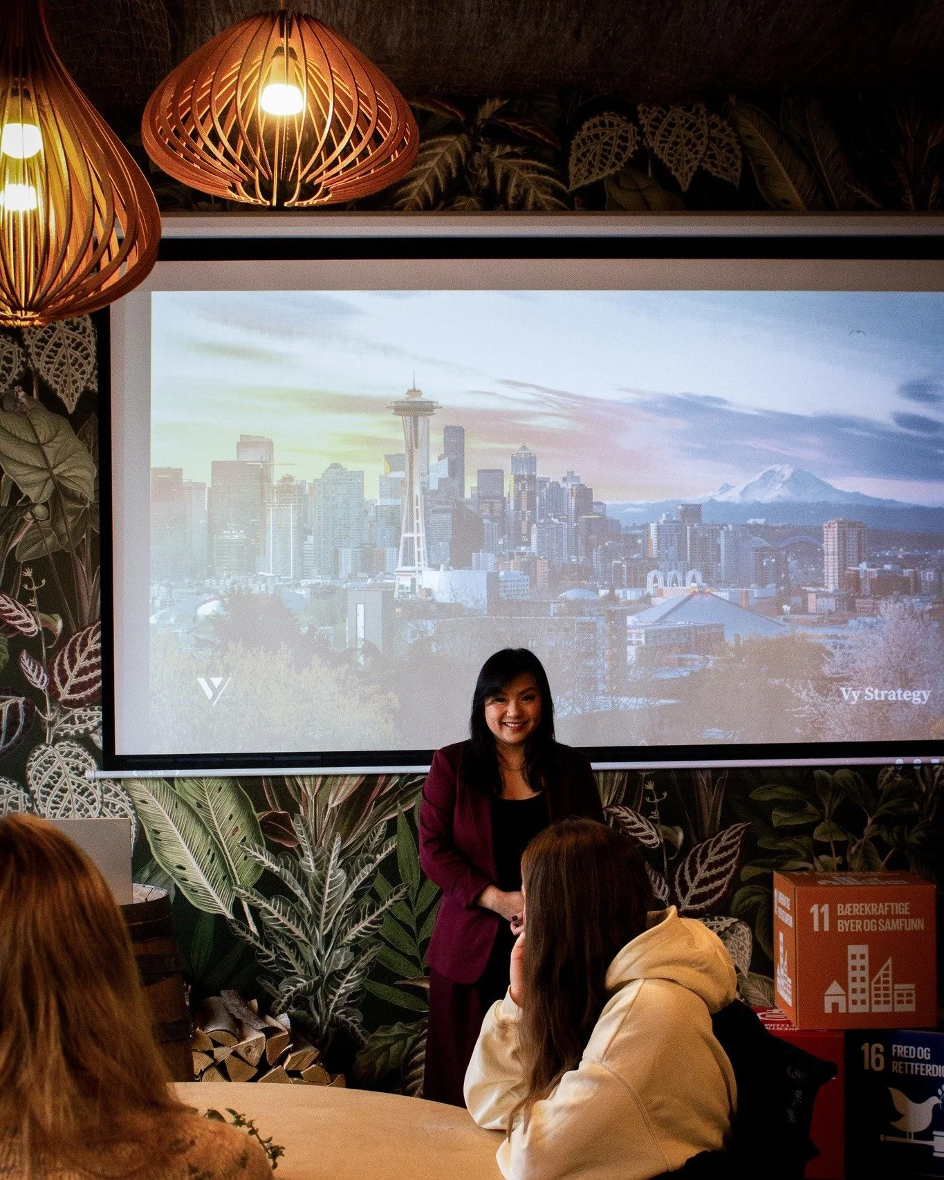 Last week, the Hagen meeting room was filled with students from the Marketing &amp; Leadership class at  @kopervikvideregaendeskole 🌿🐒

Vy Strategy gave them a glimpse of marketing out in the wild 🐆 Vy shared how we work with strategy, creativity,