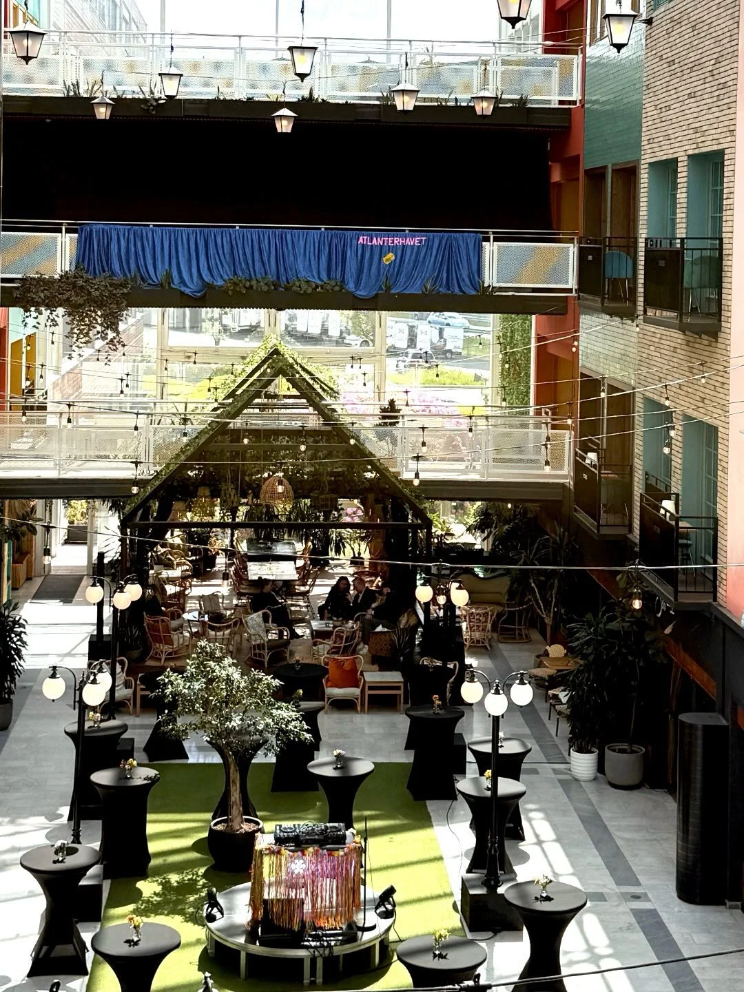 Resort formal. Dinner. A tropical backdrop. A run to Ikea and some thrifting.

Not your typical team builder, but this team isn&rsquo;t exactly typical either. We kicked off summer with the White Lotus event at FOMO in Stavanger, and it was exactly t