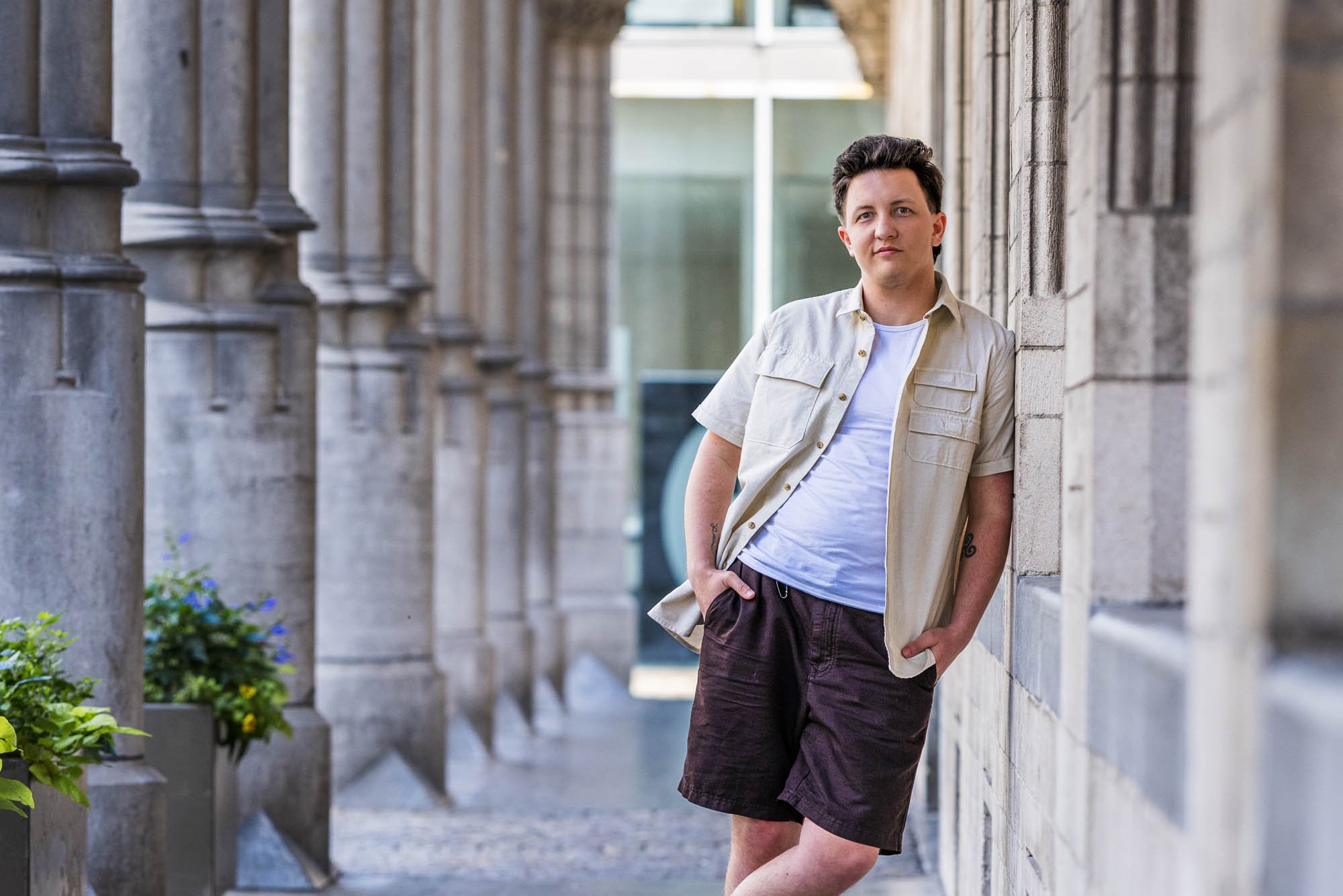 Jonge man in zomerse outfit tijdens lifestyle shoot, portretfotografie door leysen photography regio mechelen, rijmenam, keerbergen

