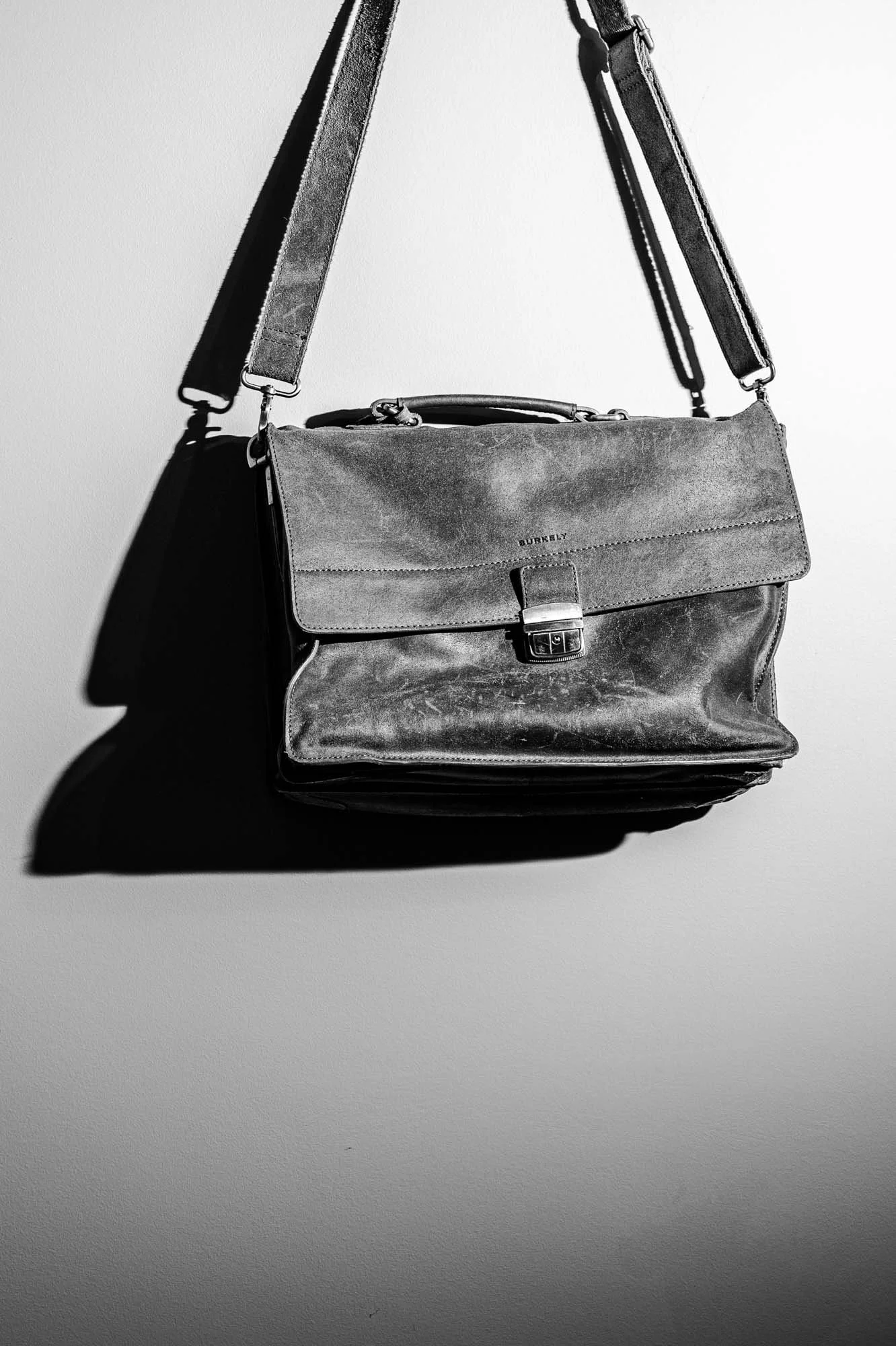 Productfotografie van een vintage Burberry leren tas aan de muur – high-end productfotografie voor webshops en branding.