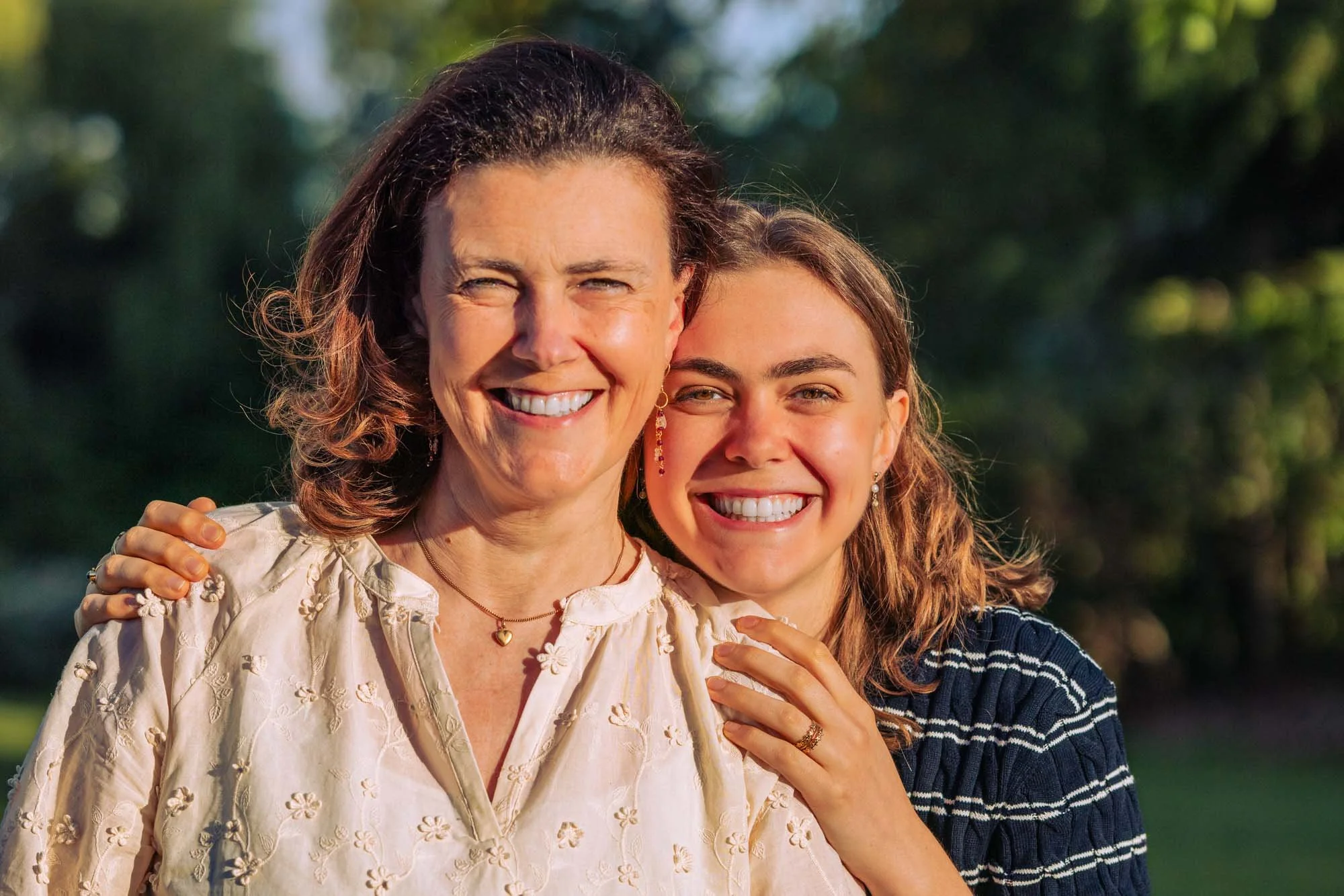 "Close-up portret van Amber Sels met haar mama tijdens een familieshoot in Rijmenam, beide dames stralen warmte en verbondenheid uit"