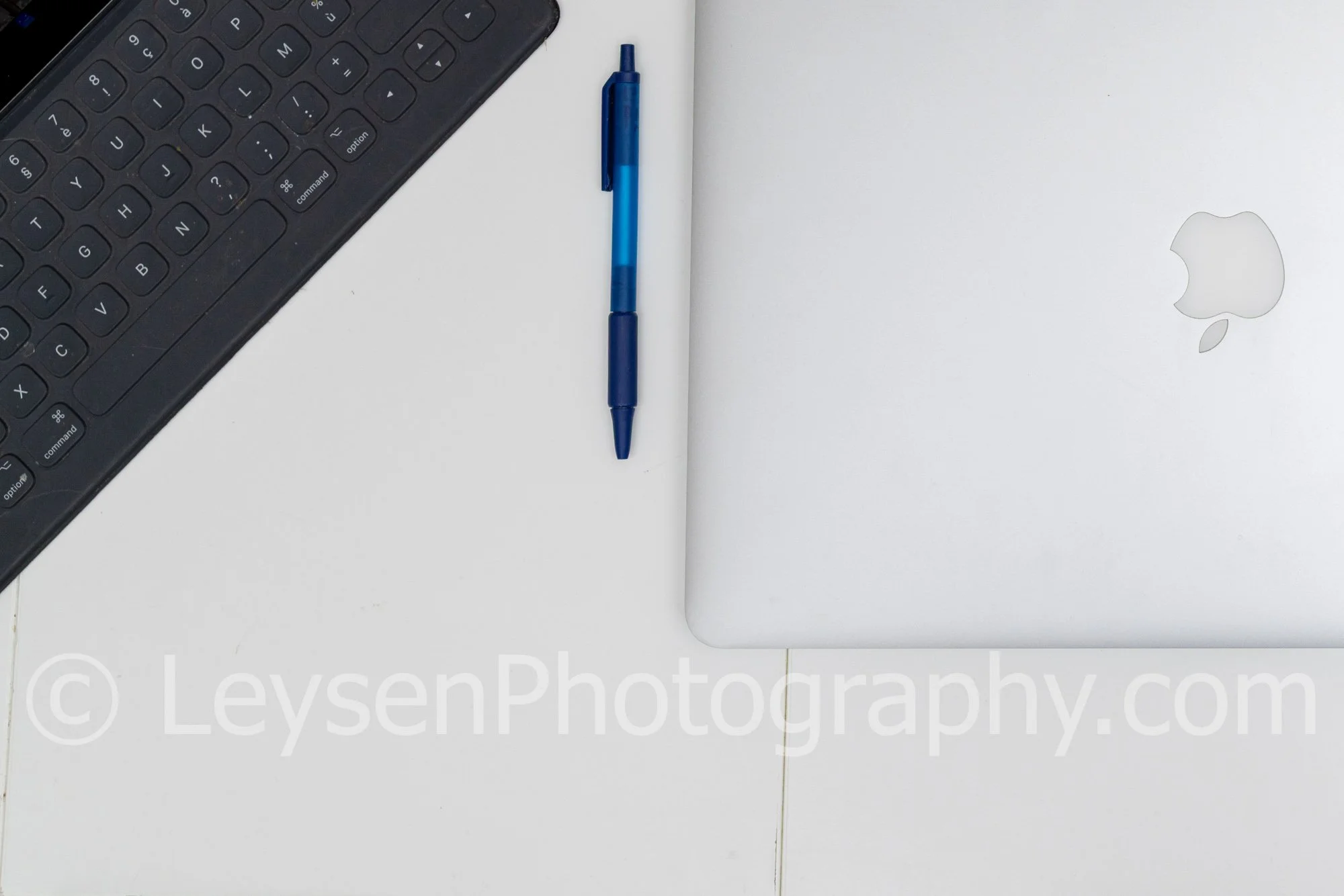 Minimal Laptop Corner and Blue Pen – Clean Workspace Branding Stock Photo