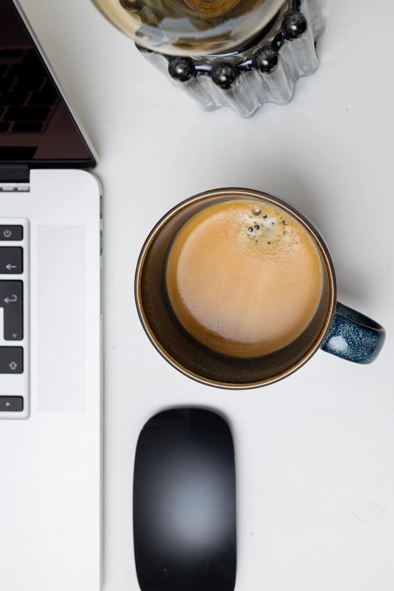 minimal-workspace-laptop-coffee-stock-photo-4.jpg