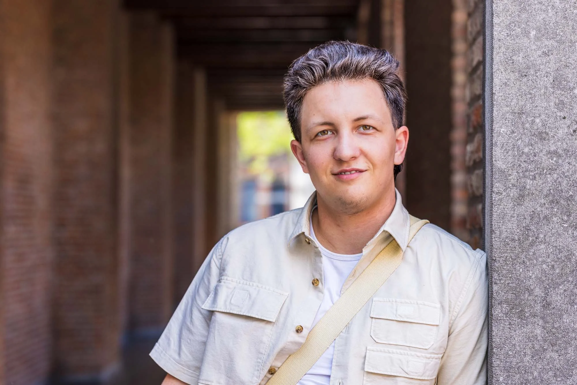 "Portretfoto van Alex Verspecht in een steeg met bakstenen muren en doorkijk, tijdens een natuurlijke outdoor fotoshoot in Mechelen"
locatie: 
MINDERBROEDERSGANG, Mechelen