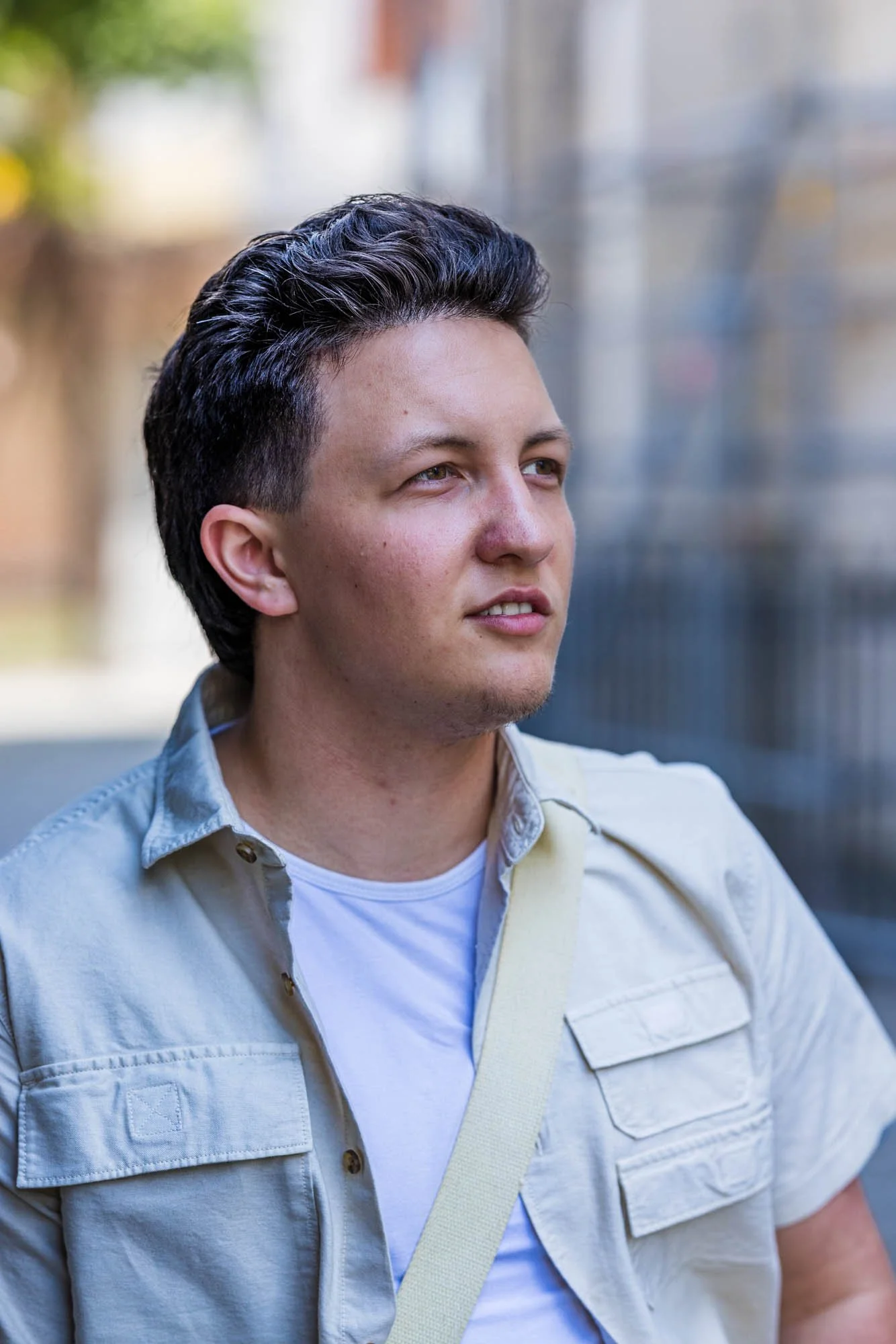 Close-up portret van Alex Verspecht in daglicht met rustige achtergrond, gefotografeerd in de straten van Mechelen"
