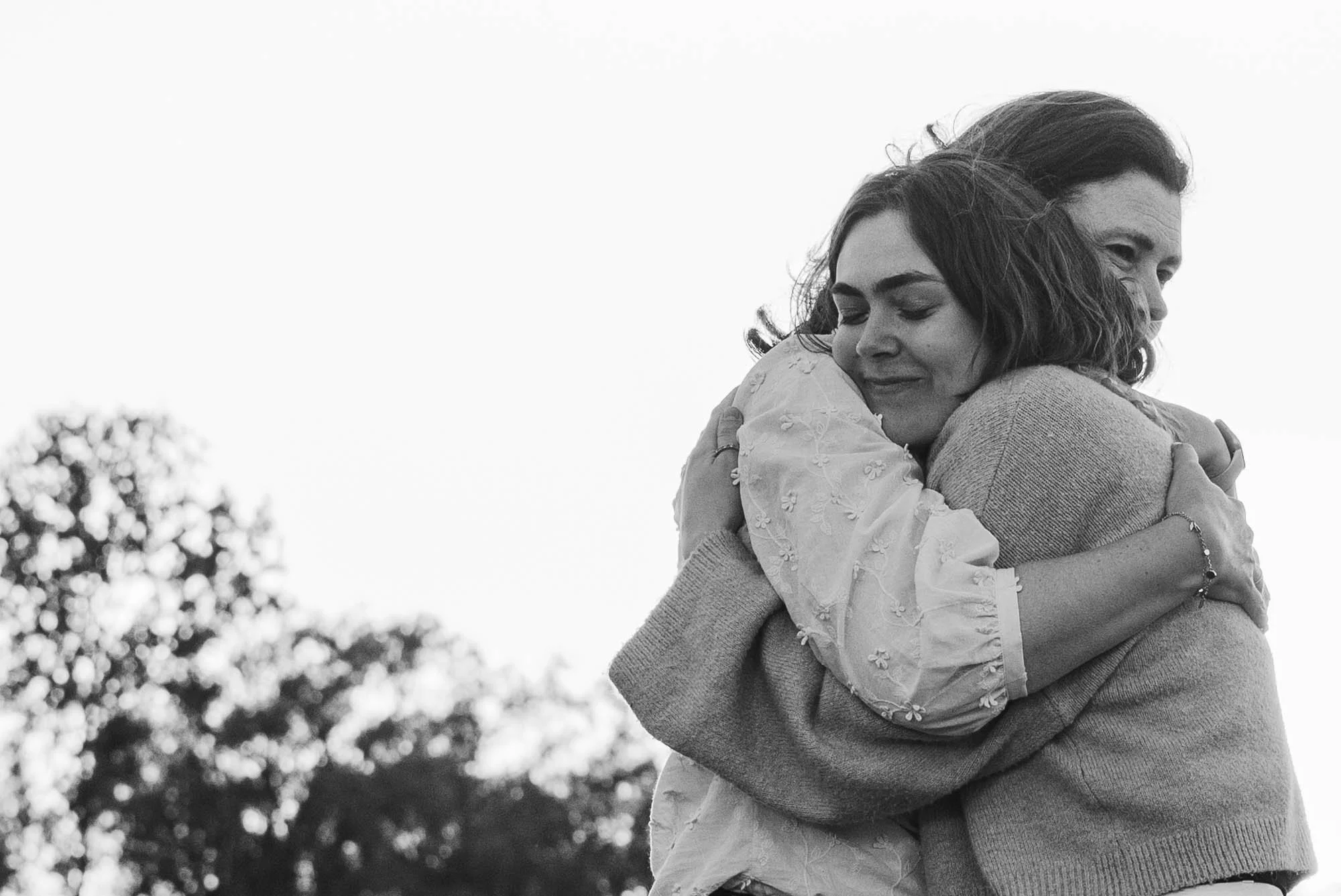 Twee vrouwen in een stevige knuffel, zwart-wit portret
Emotionele omhelzing tussen moeder en dochter in een zwart-wit familiefoto. Vastgelegd door Leysen Photography met focus op verbondenheid en liefde.
