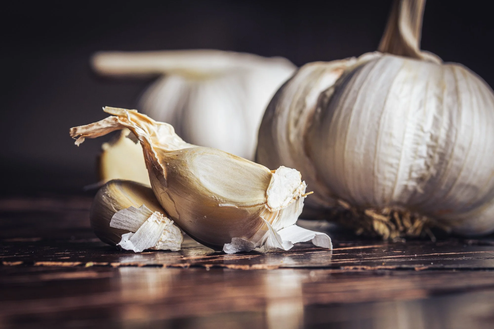 fresh garlic cloves food photography rustic kitchen still life