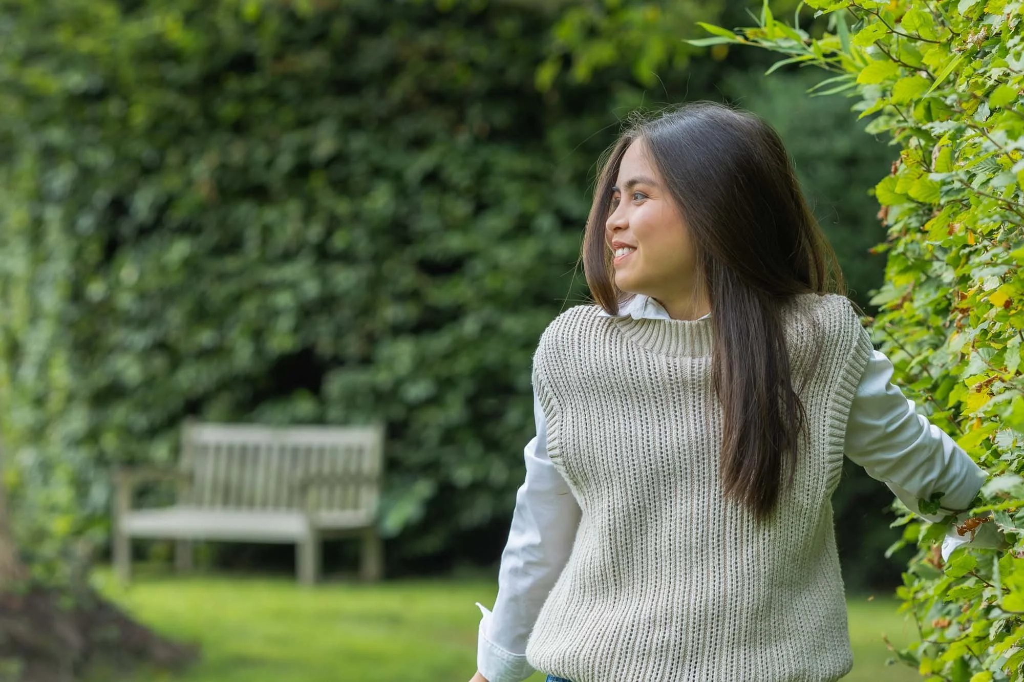 Portretfotografie in Mechelen – jonge vrouw in natuurlijke tuinomgeving, ontspannen en spontaan vastgelegd door Leysen Photography
