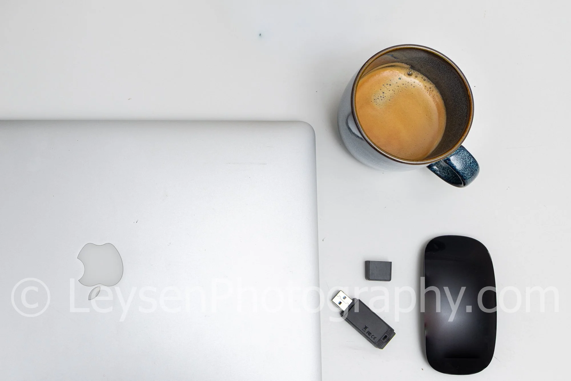 Minimal Tablet Workspace with Blue Pen – Clean Desk Branding Stock Photo