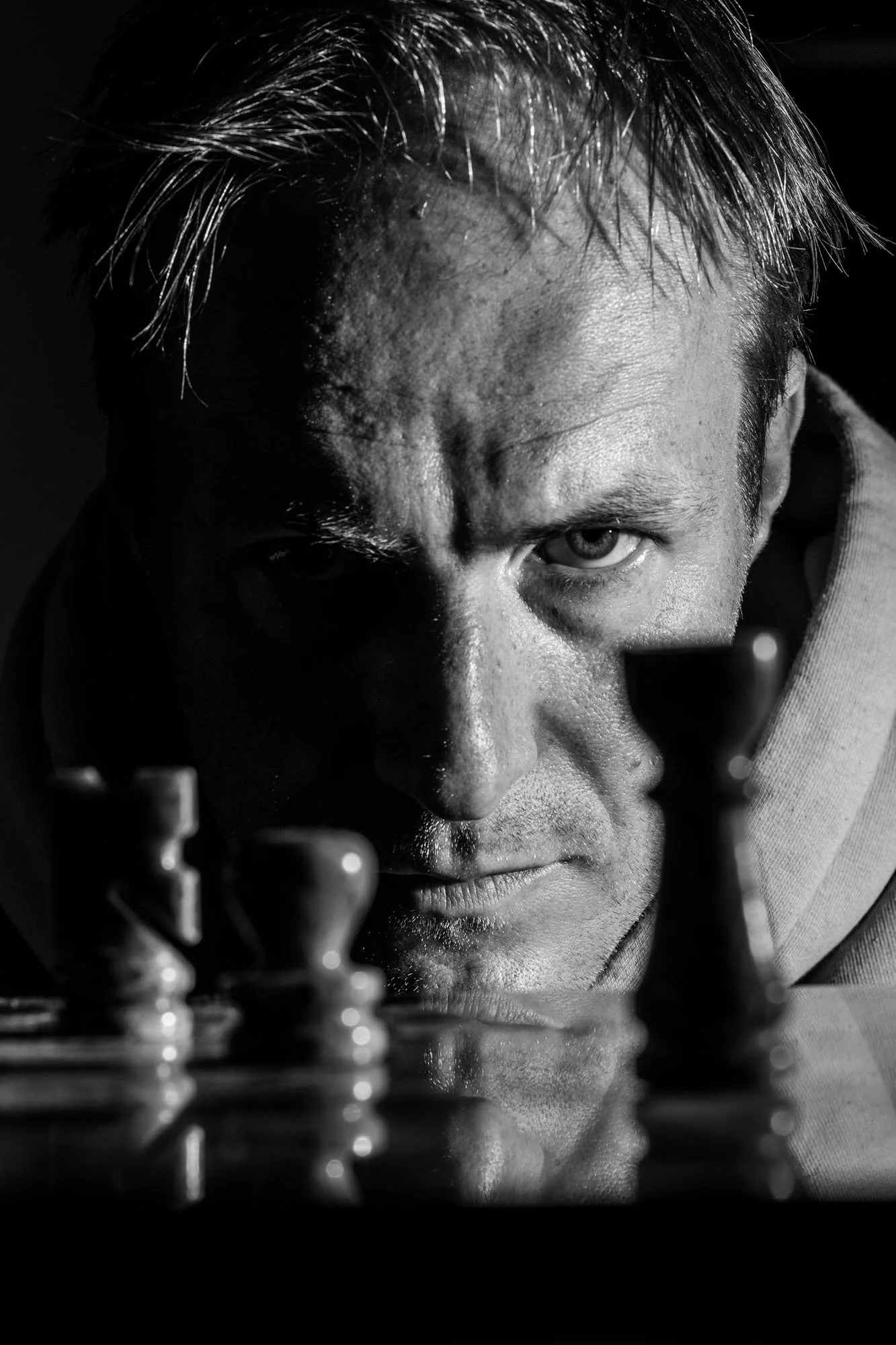 "Olivier Leysen, professioneel fotograaf uit Rijmenam, richt zijn Canon-camera voor een fotoshoot. Gespecialiseerd in portret-, product-, branding fotografie. Boek een shoot bij Leysen Photography."