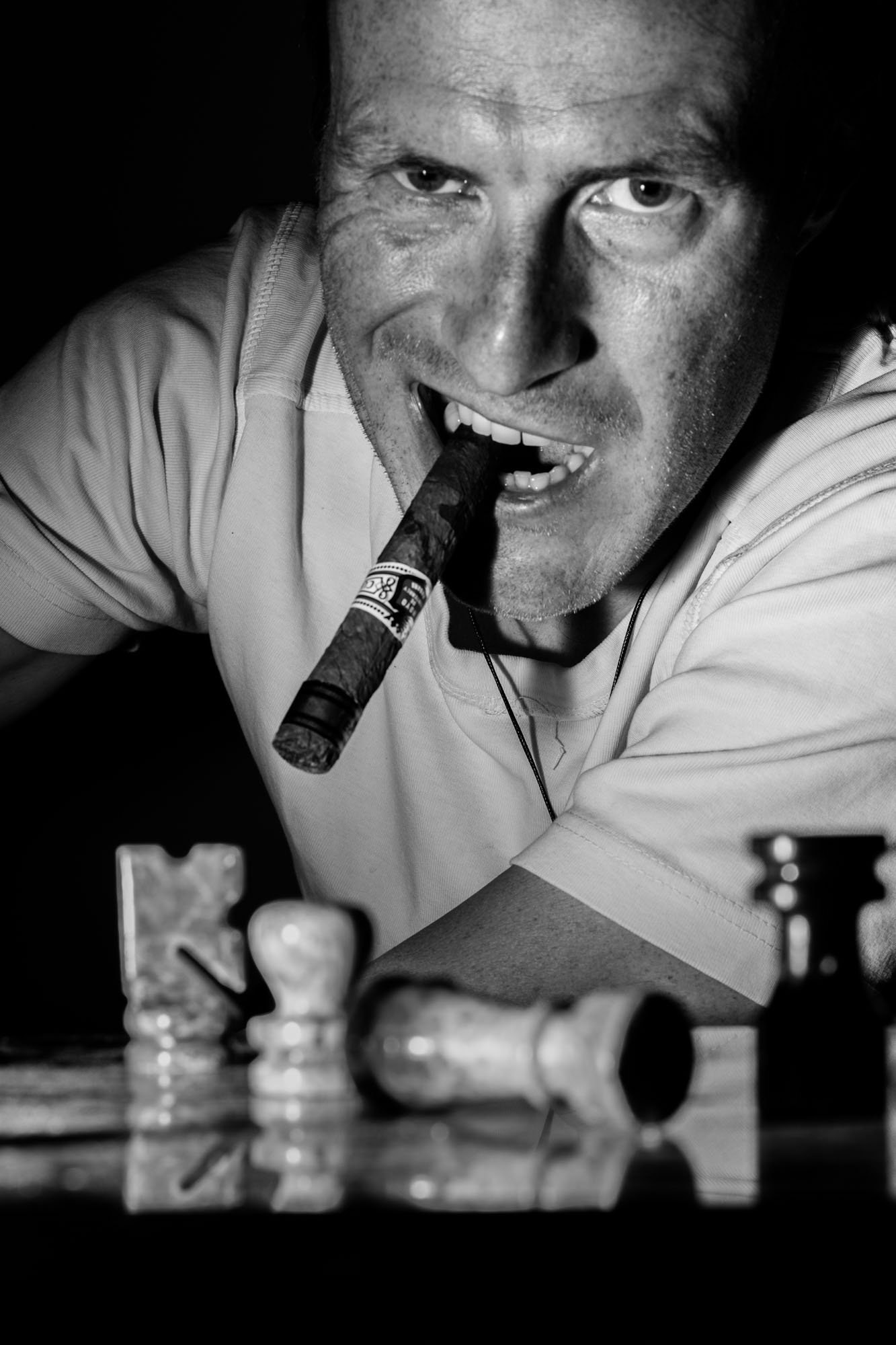 Zwart-wit portret van Olivier Leysen met een camera in de hand – professioneel fotograaf voor personal branding en bedrijfsfotografie.