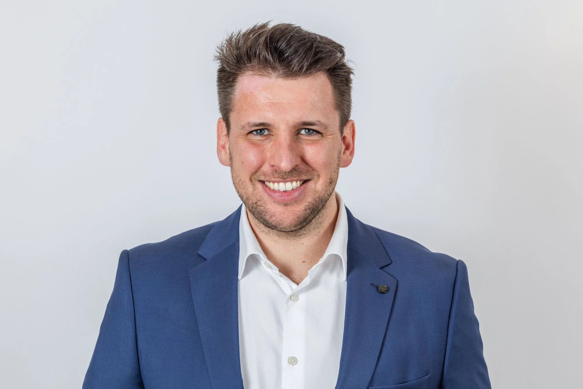 professional portrait Headshot of a co worker, man is smiling into the camera. profile picture for LinkedIn
